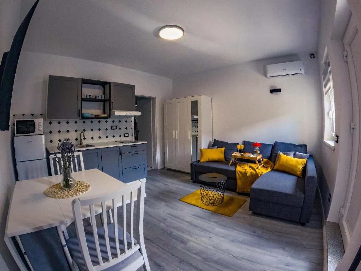Deluxe Apartment And Studio 