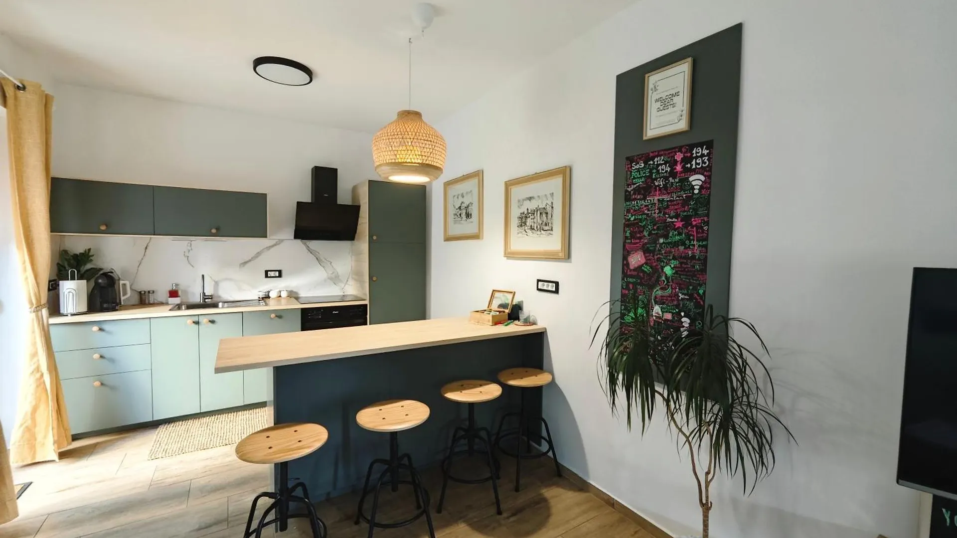 Deluxe Apartment And Studio 